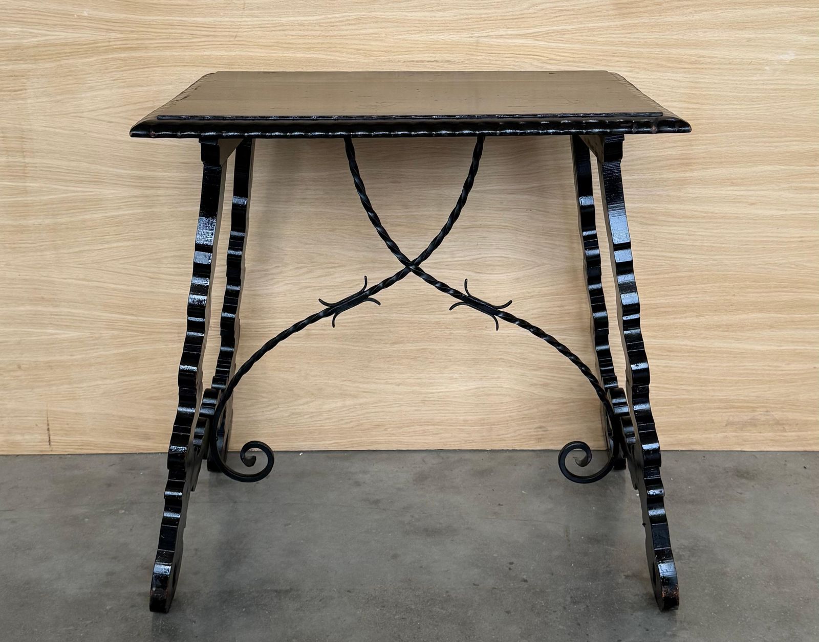 Table d'appoint baroque espagnole ébonisée, pieds en lyre, XIXe siècle photo furniture