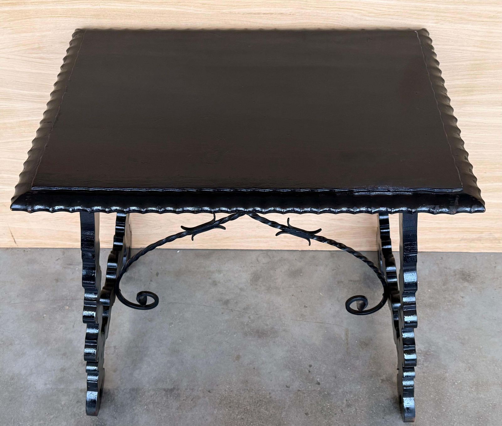 Table d'appoint baroque espagnole ébonisée, pieds en lyre, XIXe siècle photo vinterior