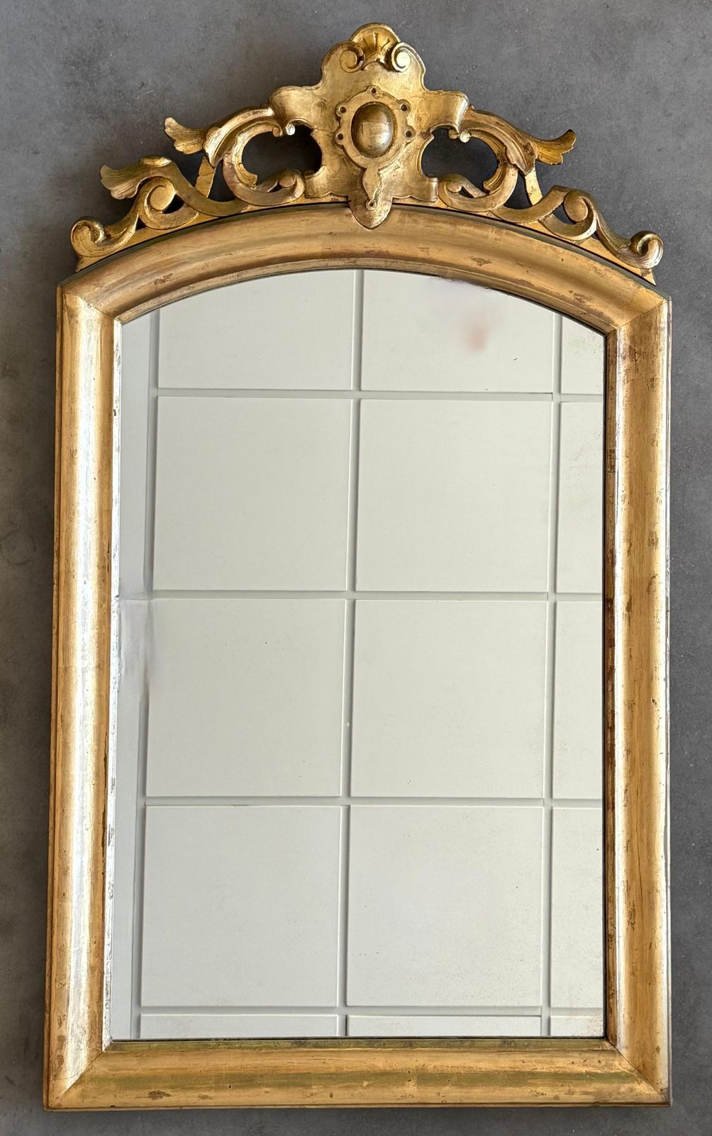 Miroir vertical doré à fronton fleuri, France, XIXe siècle photo for sale
