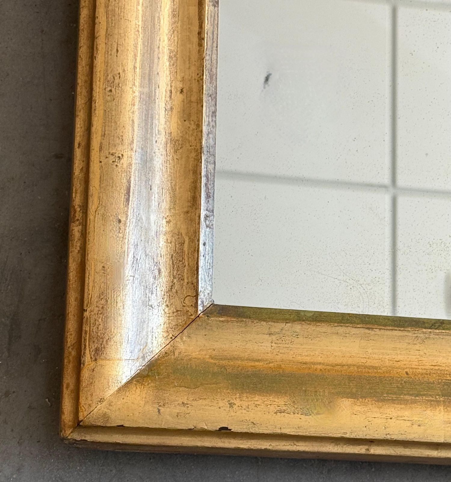 Miroir vertical doré à fronton fleuri, France, XIXe siècle photo vinterior