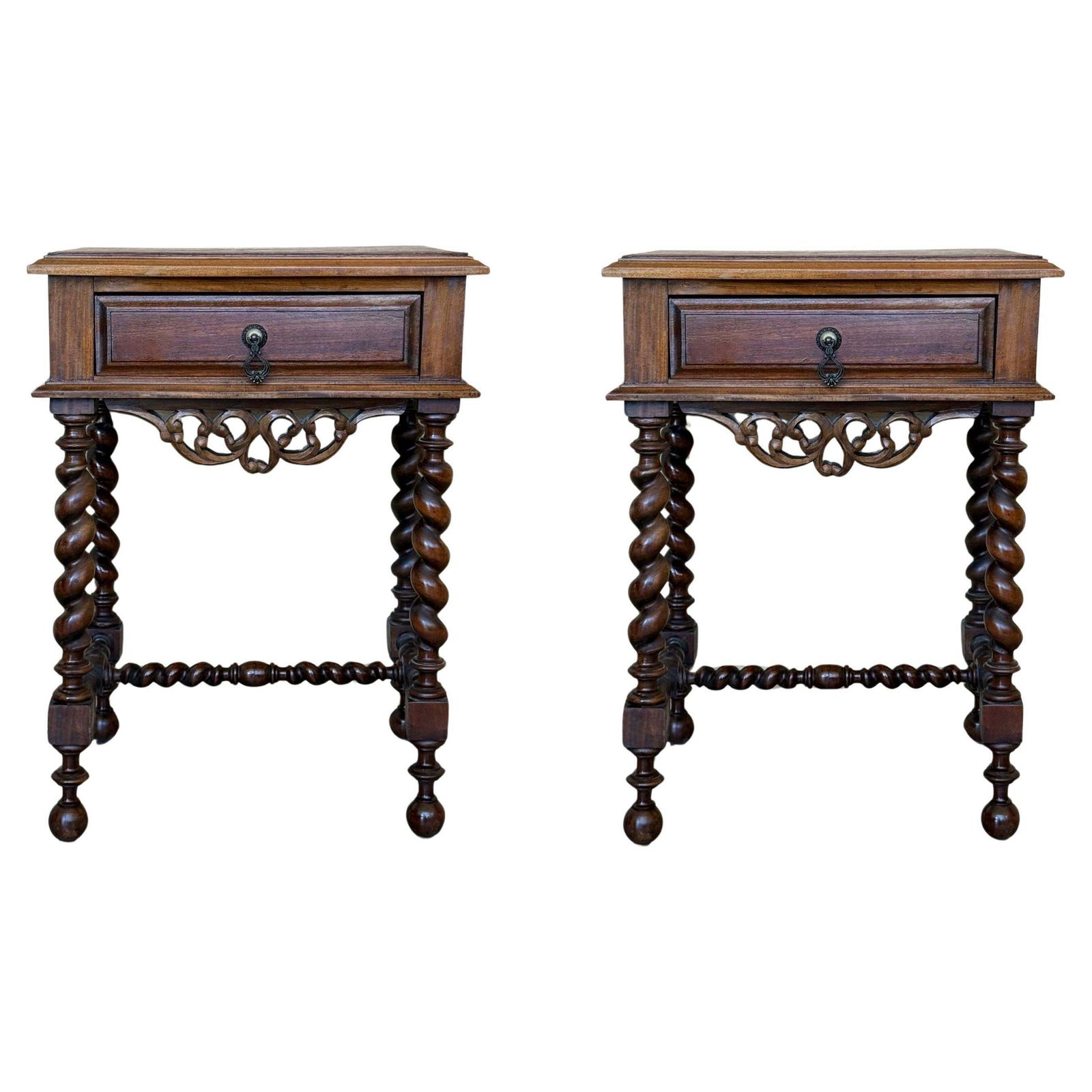 Paire de tables de chevet espagnoles sculptées, pieds salomoniques et fronton