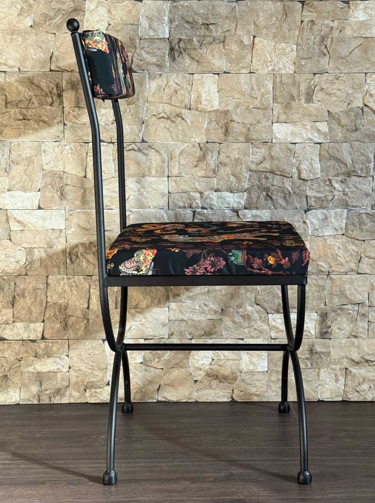 Paire de chaises en fer forgé, revêtement en tissu Silinog par Etro au dossier et à l'assise photo Mobilier