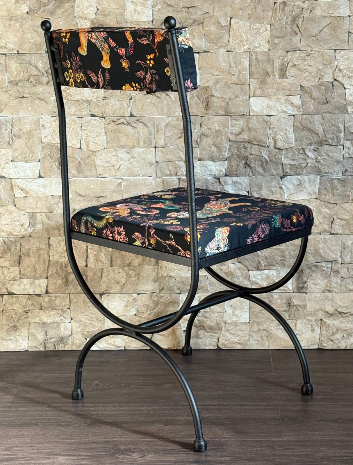 Paire de chaises en fer forgé, revêtement en tissu Silinog par Etro au dossier et à l'assise photo 1622.0