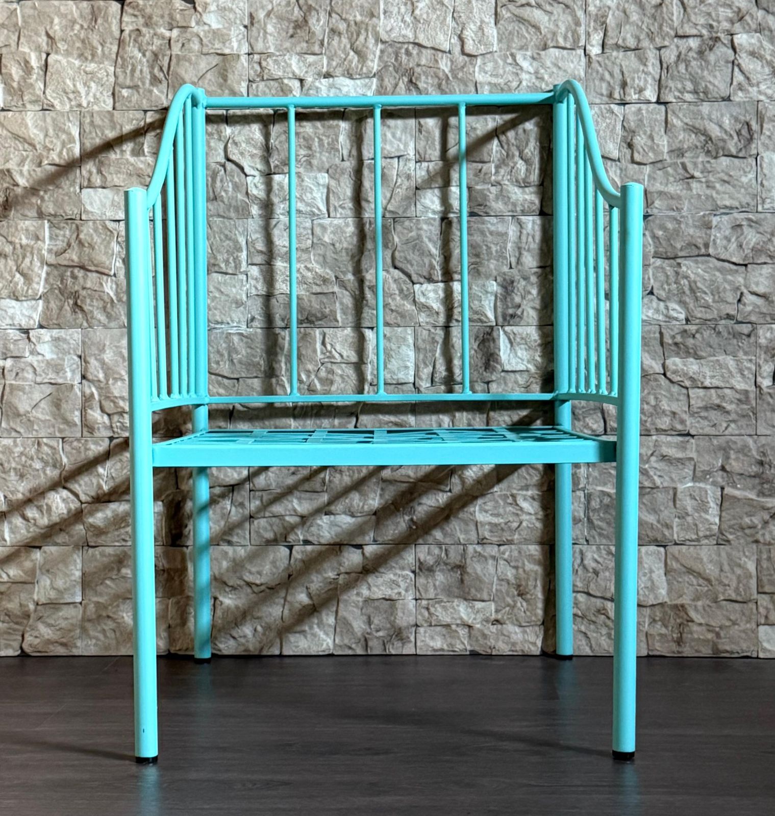 Fauteuil de jardin en fer forgé turquoise, assise à claire-voie photo for sale