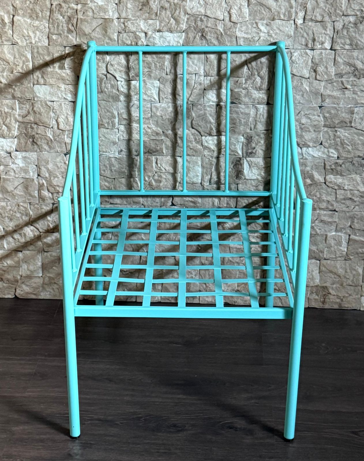Fauteuil de jardin en fer forgé turquoise, assise à claire-voie photo Mobilier