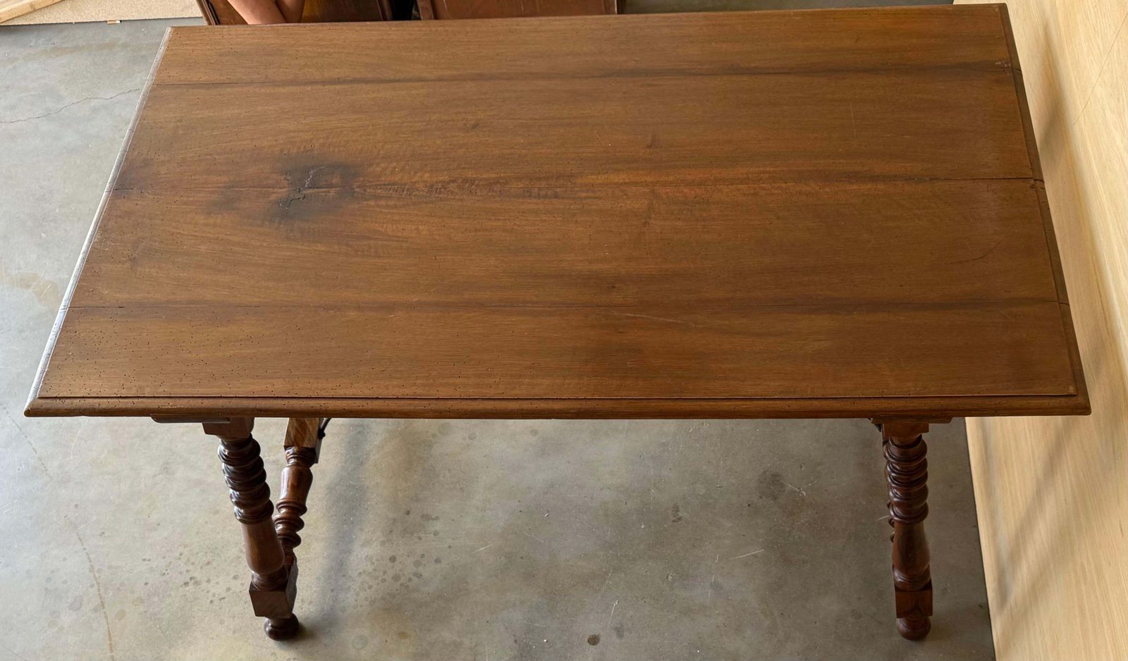 Table d'appoint espagnole du XIXe siècle, pieds tournés sculptés et double entretoise photo buy