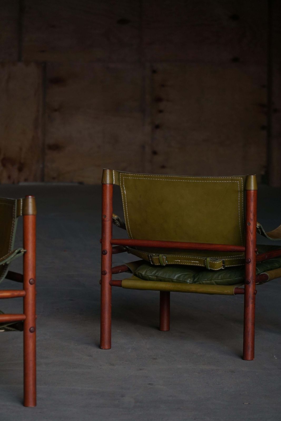 Arne Norell, Pair Of "Sirocco" Safari Chairs In Ash & Green Leather, 1960s photo vintage