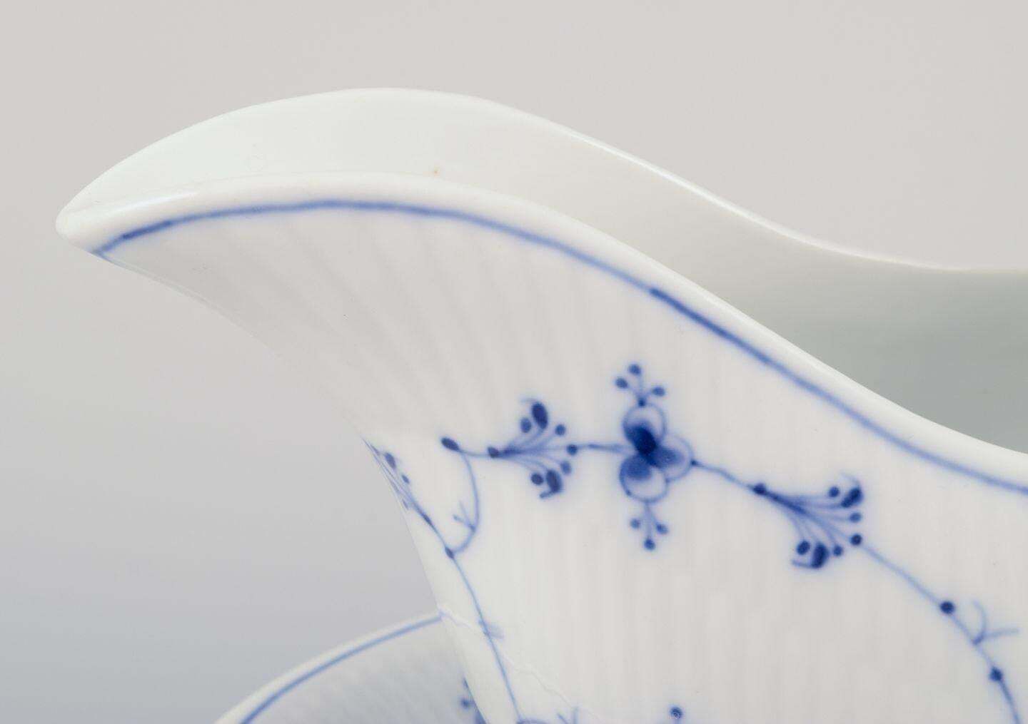 Royal Copenhagen Blue Fluted Plain. Antique Gravy Boat In Porcelain. photo vinterior