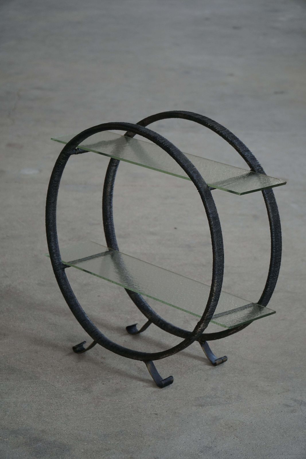 photo vinterior Decorative Shelf Unit, Round Metal Frames With Curved Legs & Glass Shelves, 1960