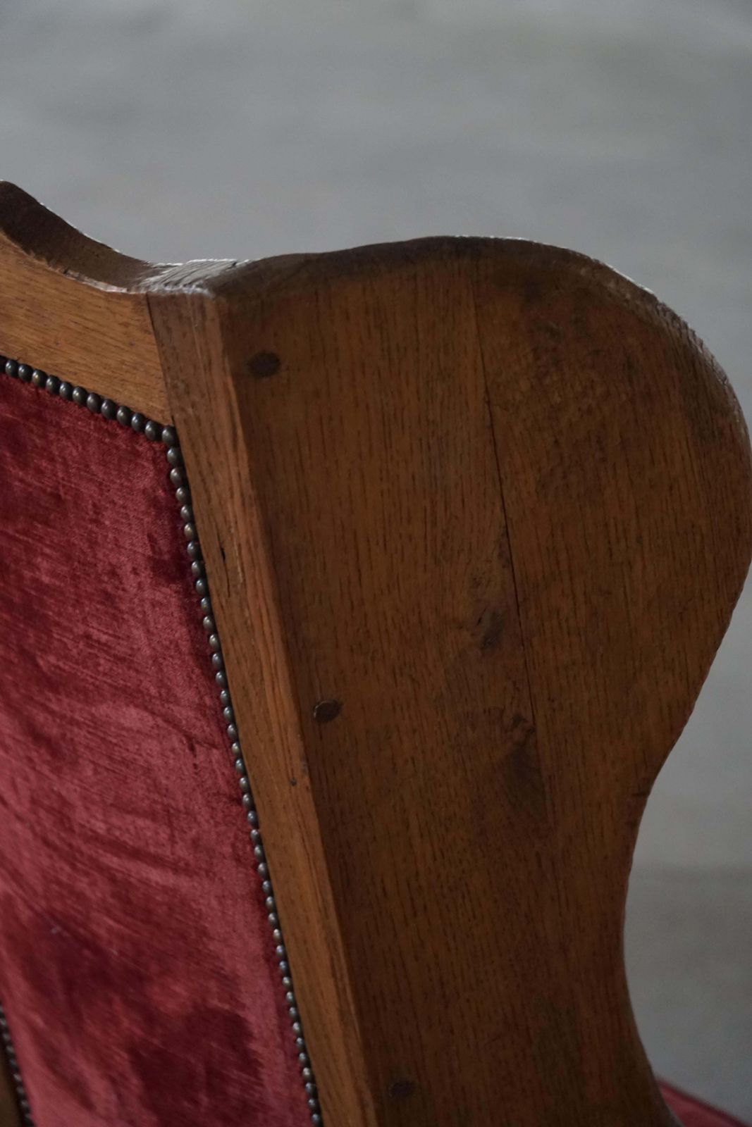 photo vinterior Antique English Lambing Rocking Chair With Red Velvet Upholstery, 19th Century
