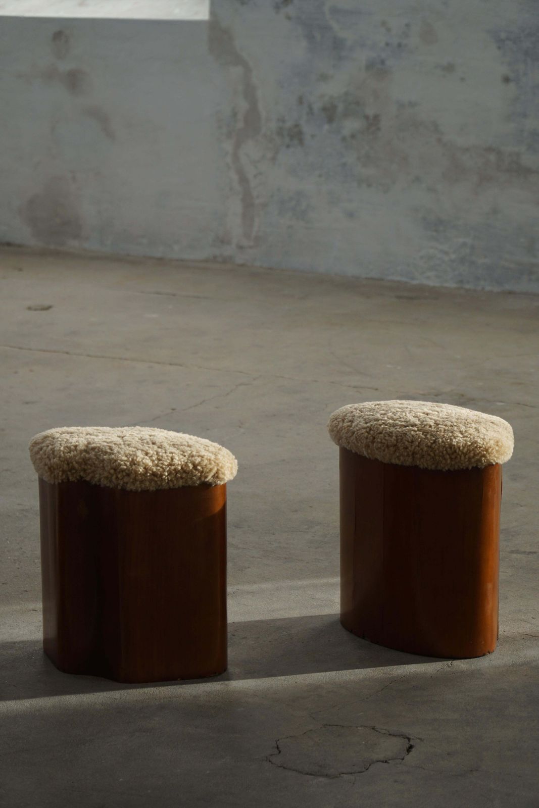 photo vinterior Set Of 4 Sculptural French Art Deco Stools In Wood & Lambswool, 1940s