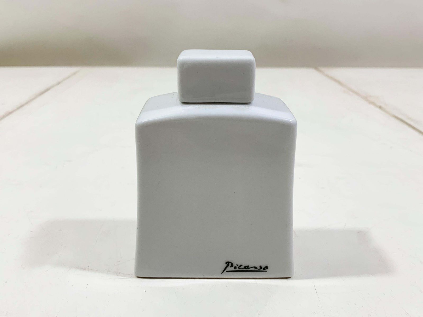Picasso "Buste De Femme Au Chapeau à Pompons" Licensed Tognana Porcelain Bottle photo 530.0