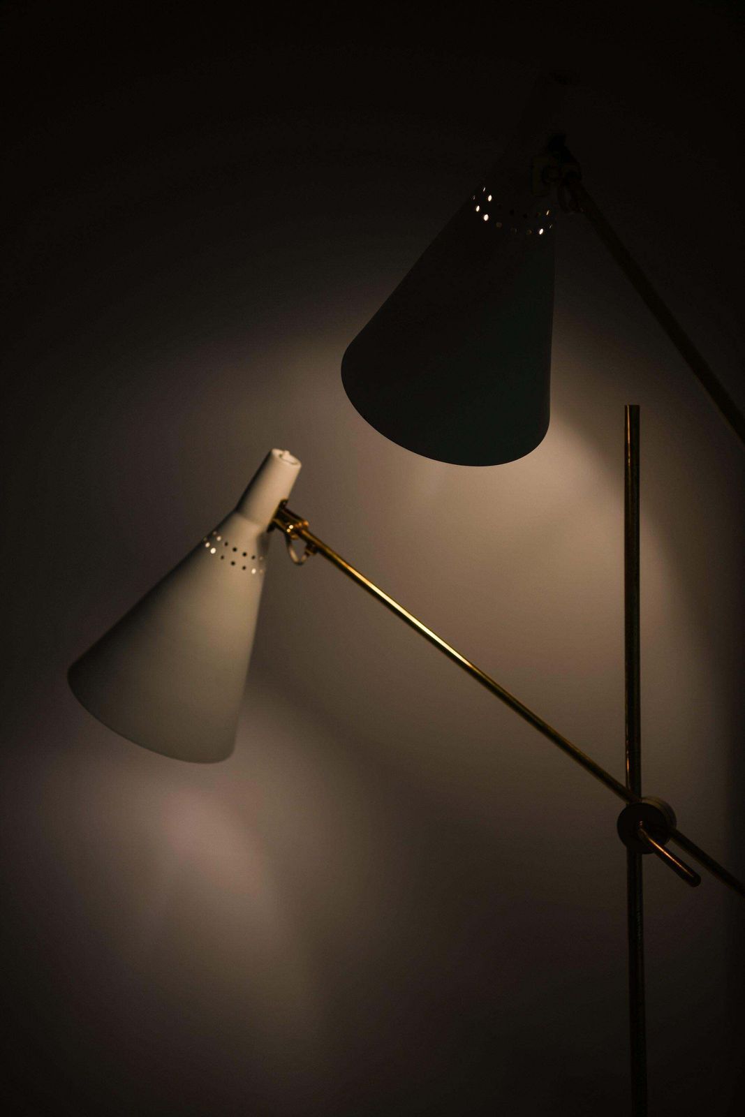 Pair Of Floor Lamps In White Lacquered Metal And Brass By Tapio Wirkkala, 1950's photo Lighting