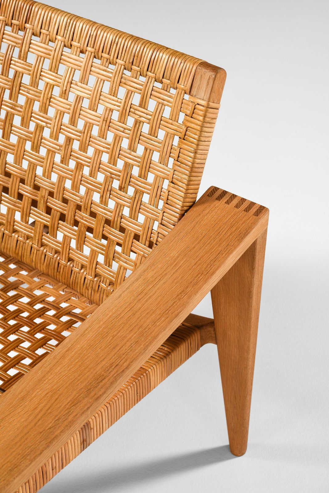 photo vintage Pair Of Easy Chairs In Oak, Woven Cane, Brass And Leather By Hans Wegner, 1959
