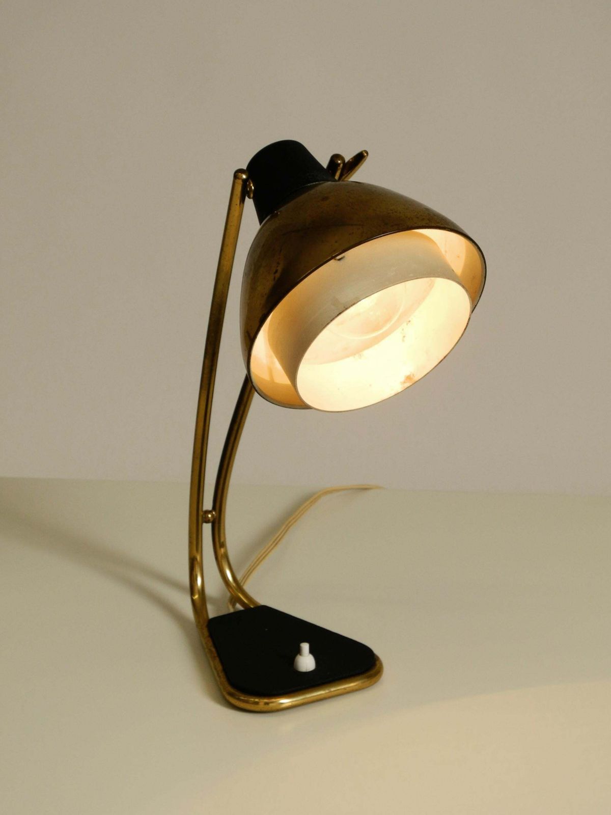 photo vinterior Rare Large Mid Century Modern Brass Table Lamp With Beautiful Patina