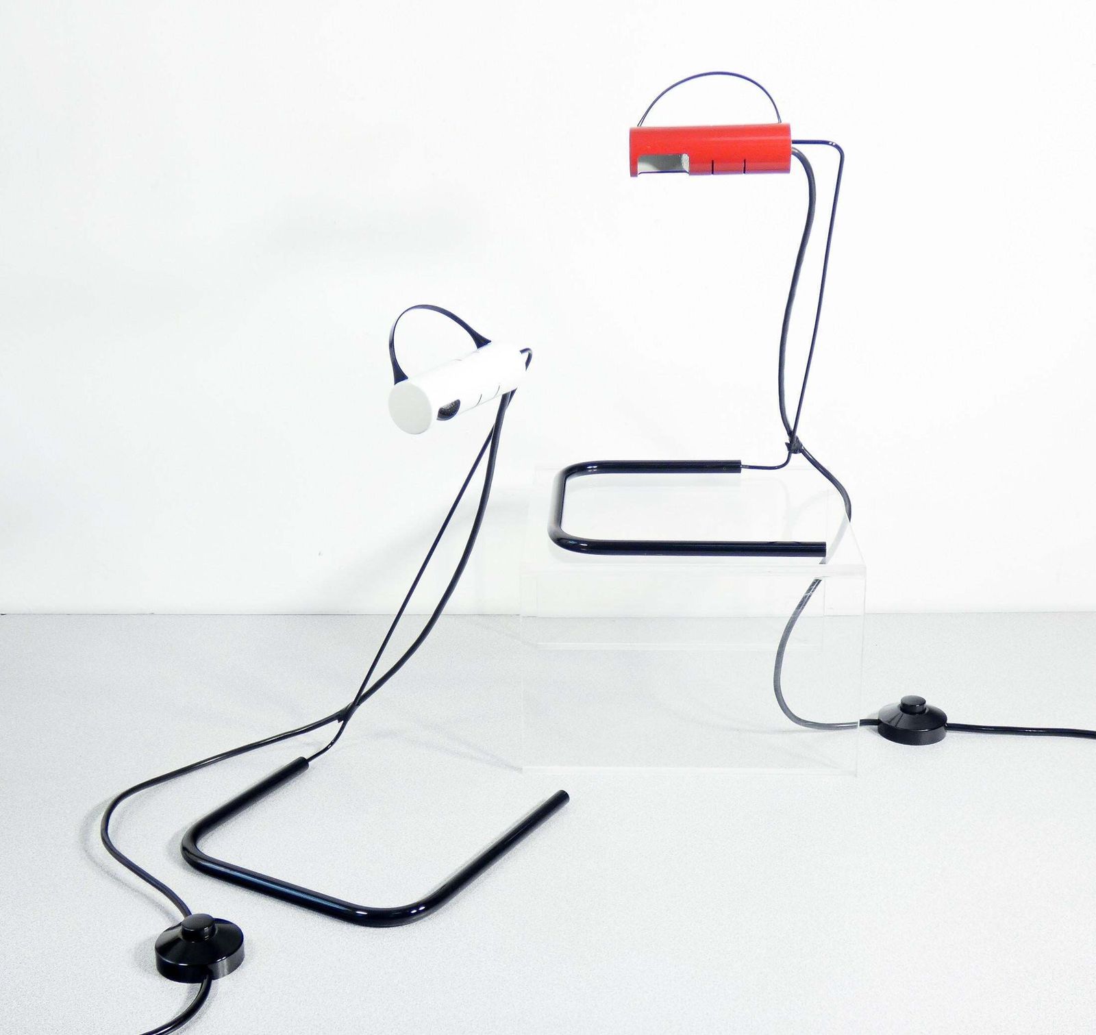 Coppia Di Lampade Slalom, Design Vico Magistretti Per Oluce. Italia, Anni 80 photo furniture