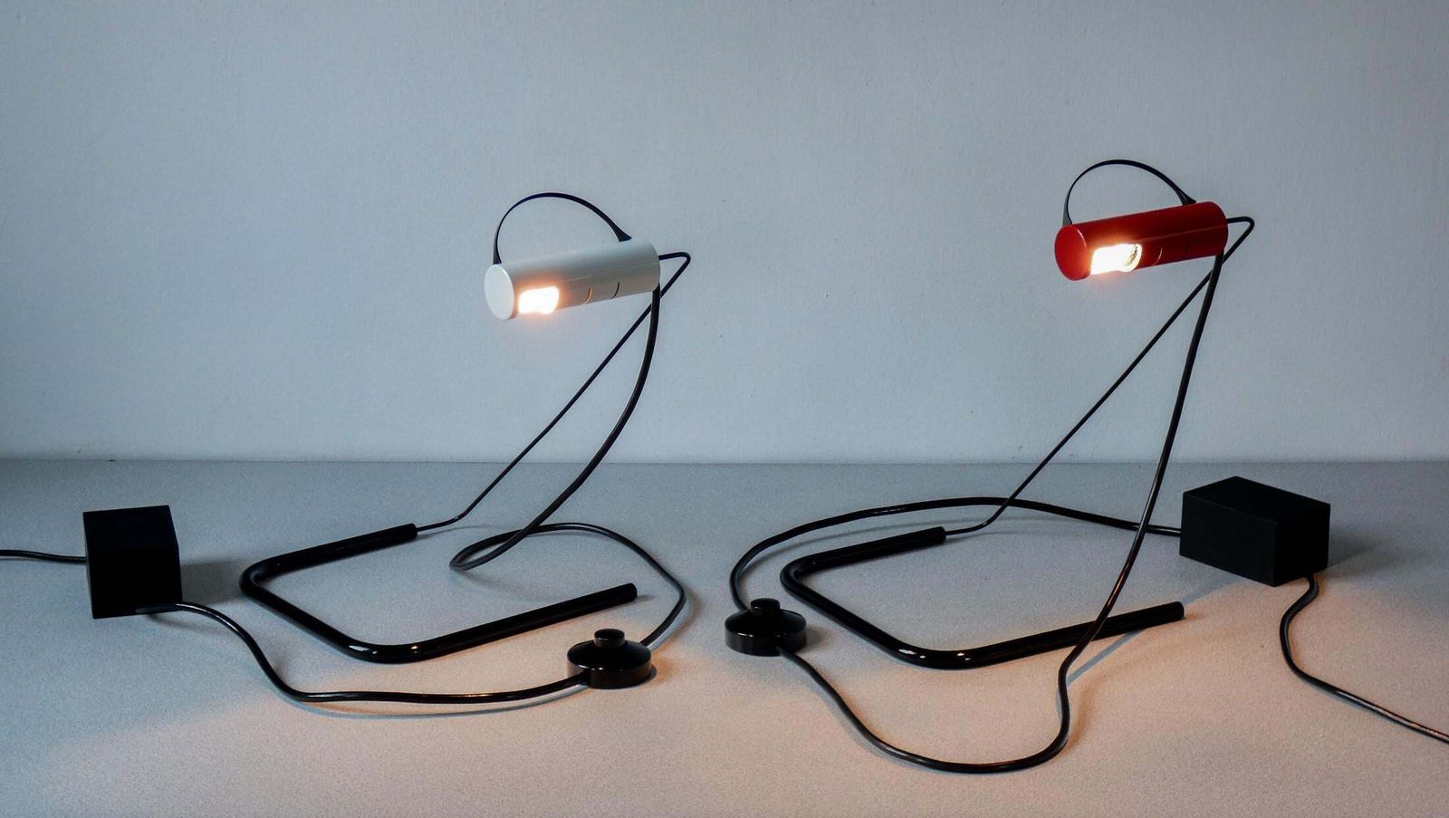 Coppia Di Lampade Slalom, Design Vico Magistretti Per Oluce. Italia, Anni 80 photo for sale