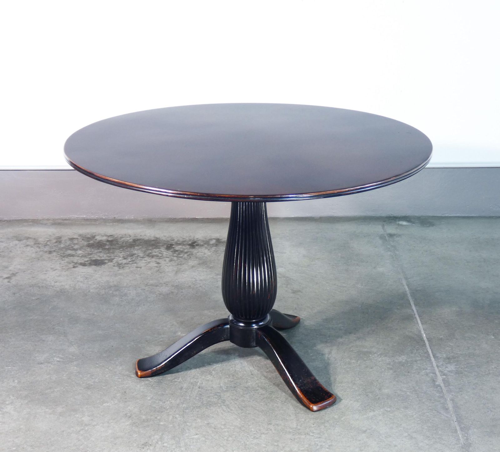 Tavolo Con Piano Tondo, Design Paolo Buffa, Gamba Centrale A Treppiede. Anni 40 photo for sale