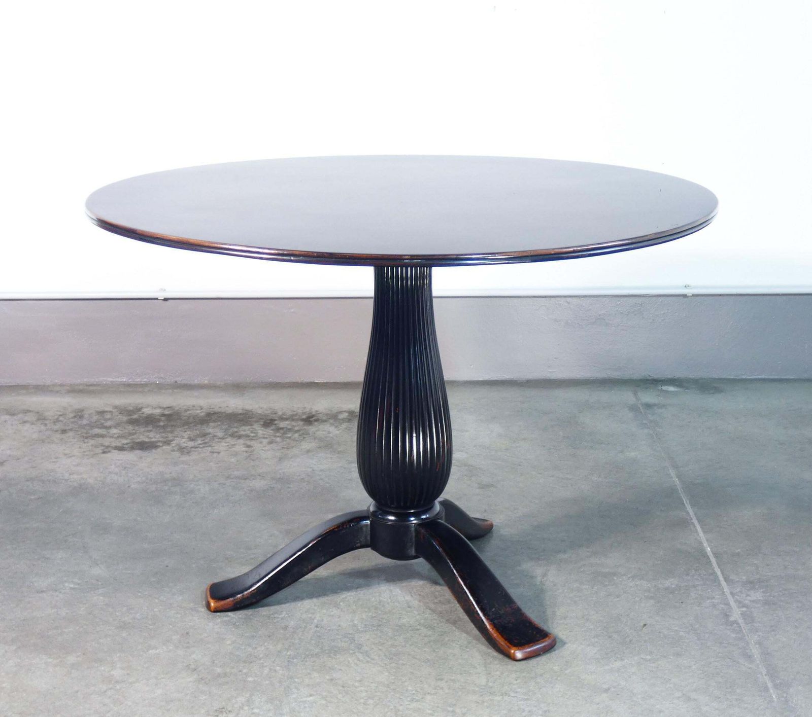 Tavolo Con Piano Tondo, Design Paolo Buffa, Gamba Centrale A Treppiede. Anni 40 photo Furniture
