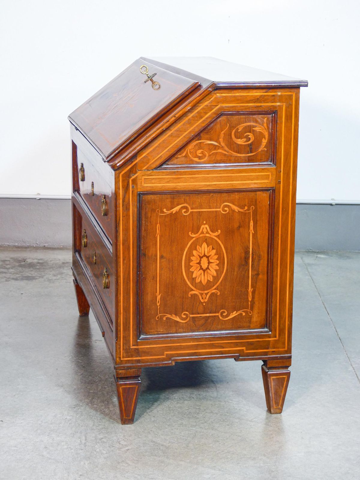photo for sale Ribalta Secretaire Luigi XVI In Legno Di Noce Intarsiato. Fine XVIII Sec.