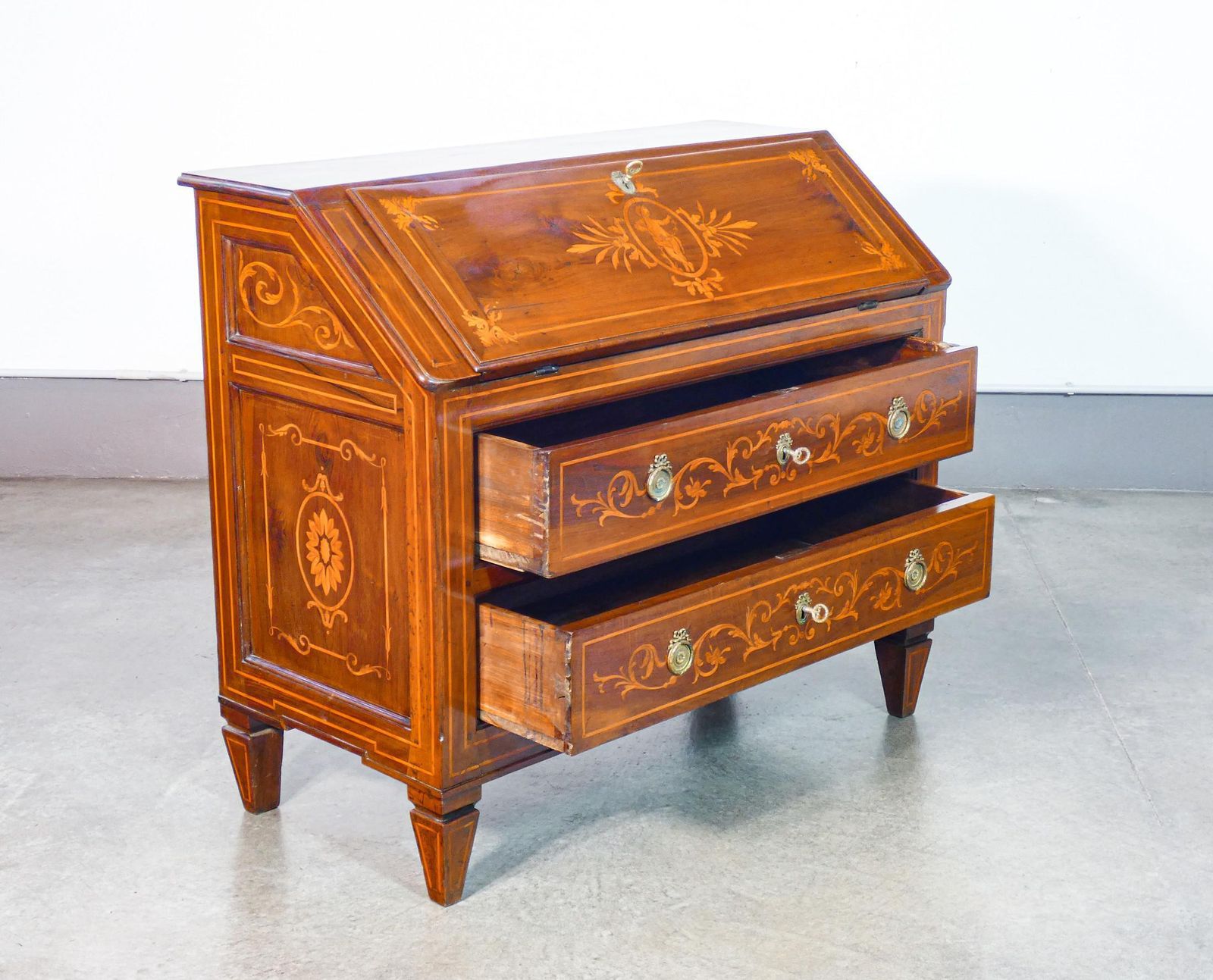 2386.0 Ribalta Secretaire Luigi XVI In Legno Di Noce Intarsiato. Fine XVIII Sec. photo