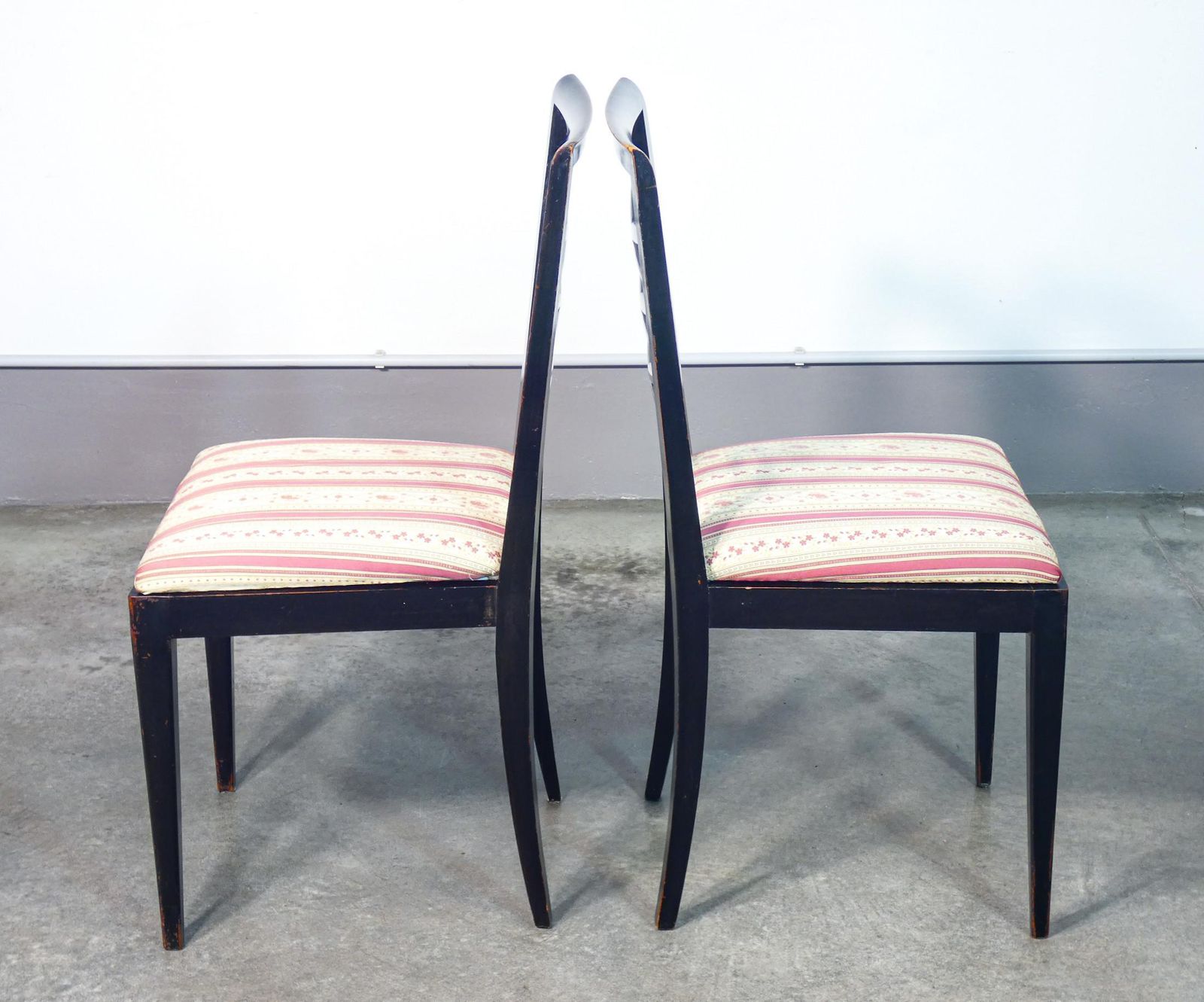 Set Di Quattro Sedie Di Design Italiano Degli Anni 40, In Legno Laccato Nero photo vintage
