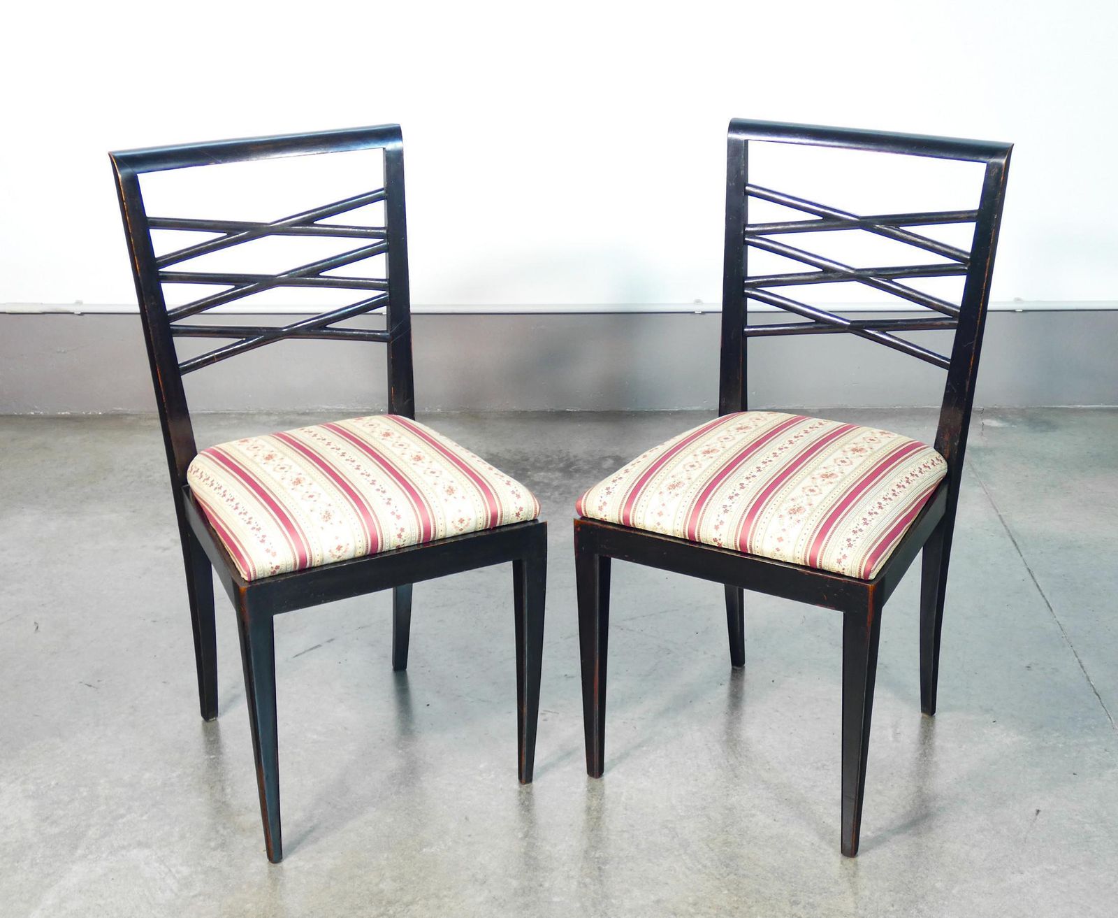 photo furniture Set Di Quattro Sedie Di Design Italiano Degli Anni 40, In Legno Laccato Nero