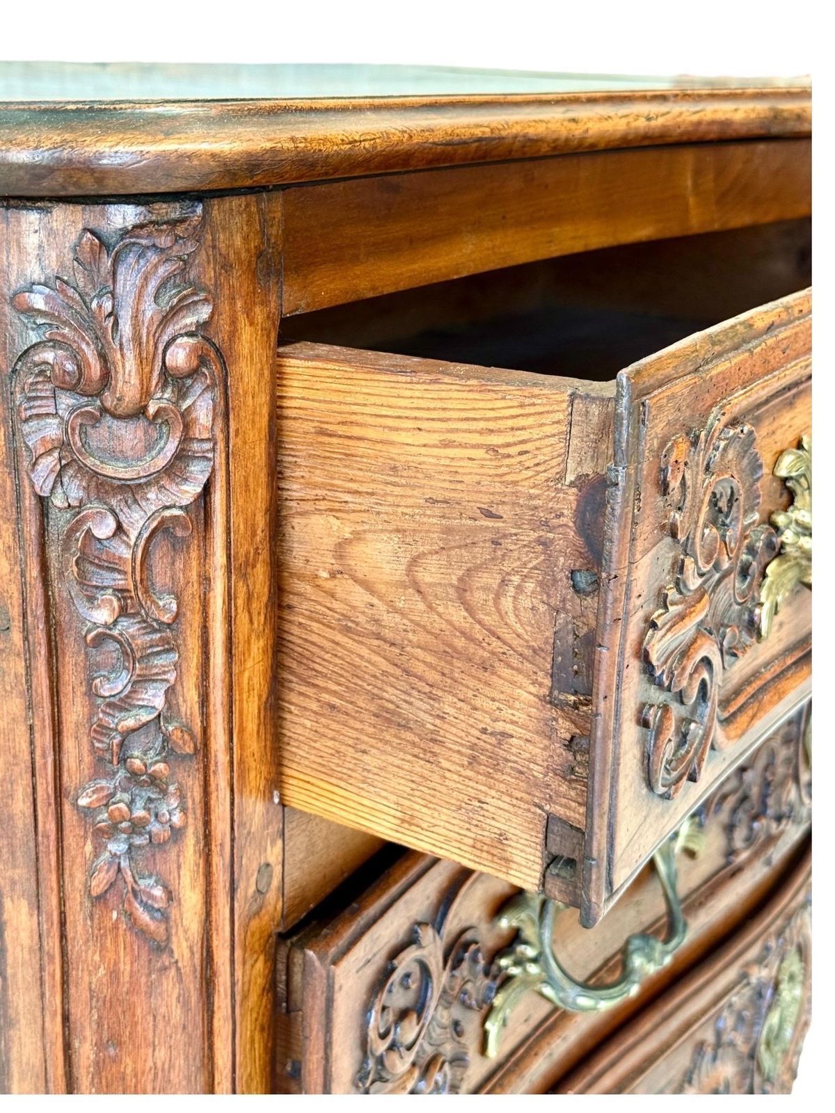 photo vintage 18th Century French Louis XV Walnut Commode With Ornate Carvings