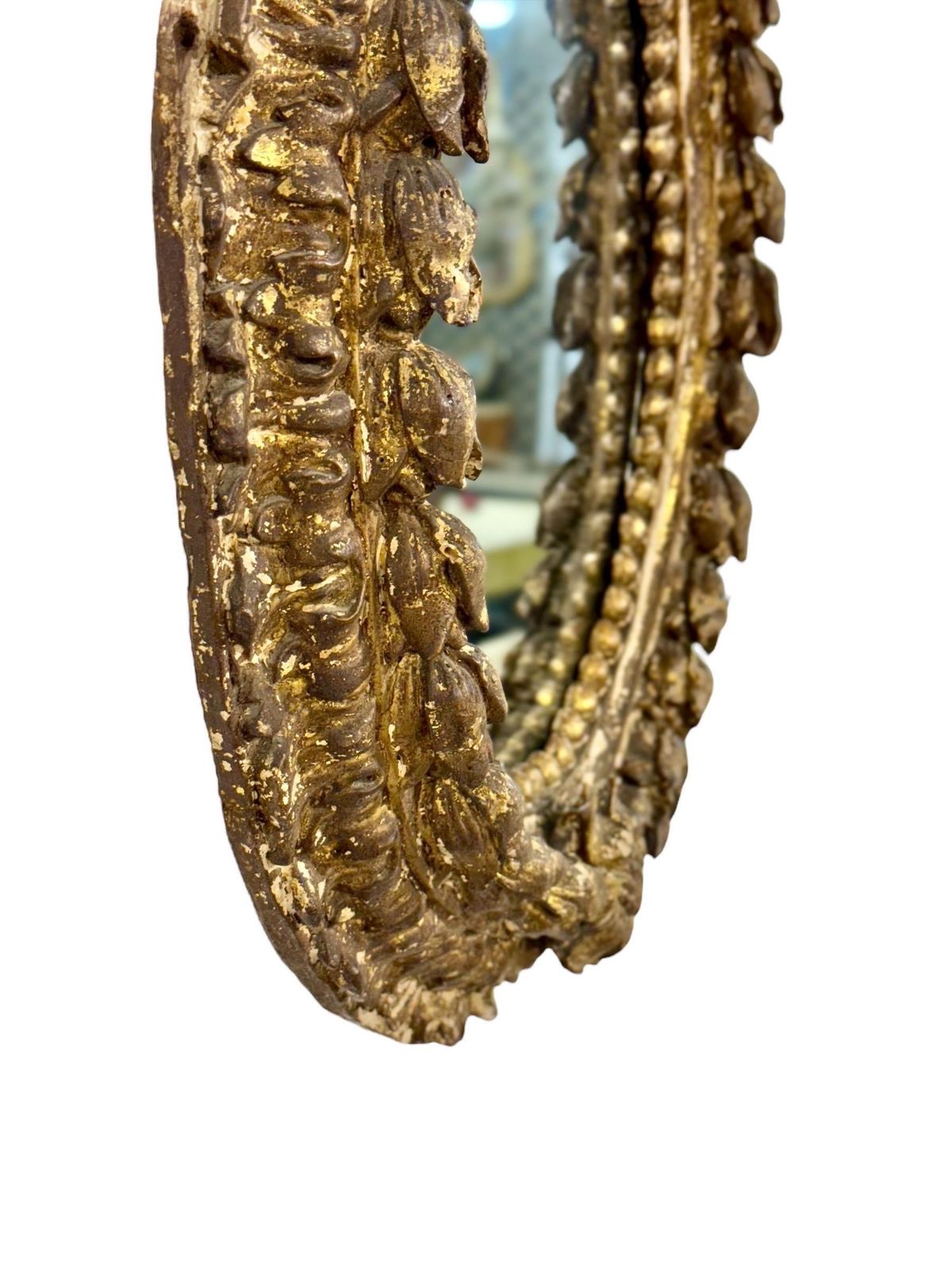 photo vinterior 17th Century Italian Oval Giltwood Mirror With Floral Carvings