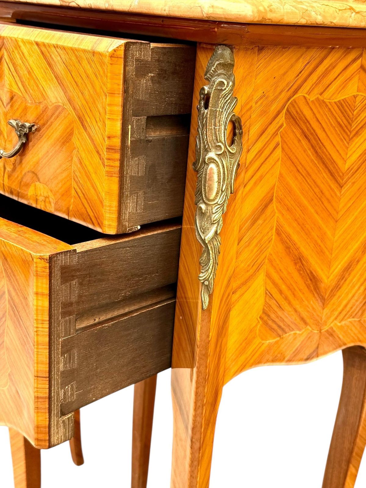 photo vinterior Pair Of French Louis XV Style Marquetry Nightstands With Marble Tops
