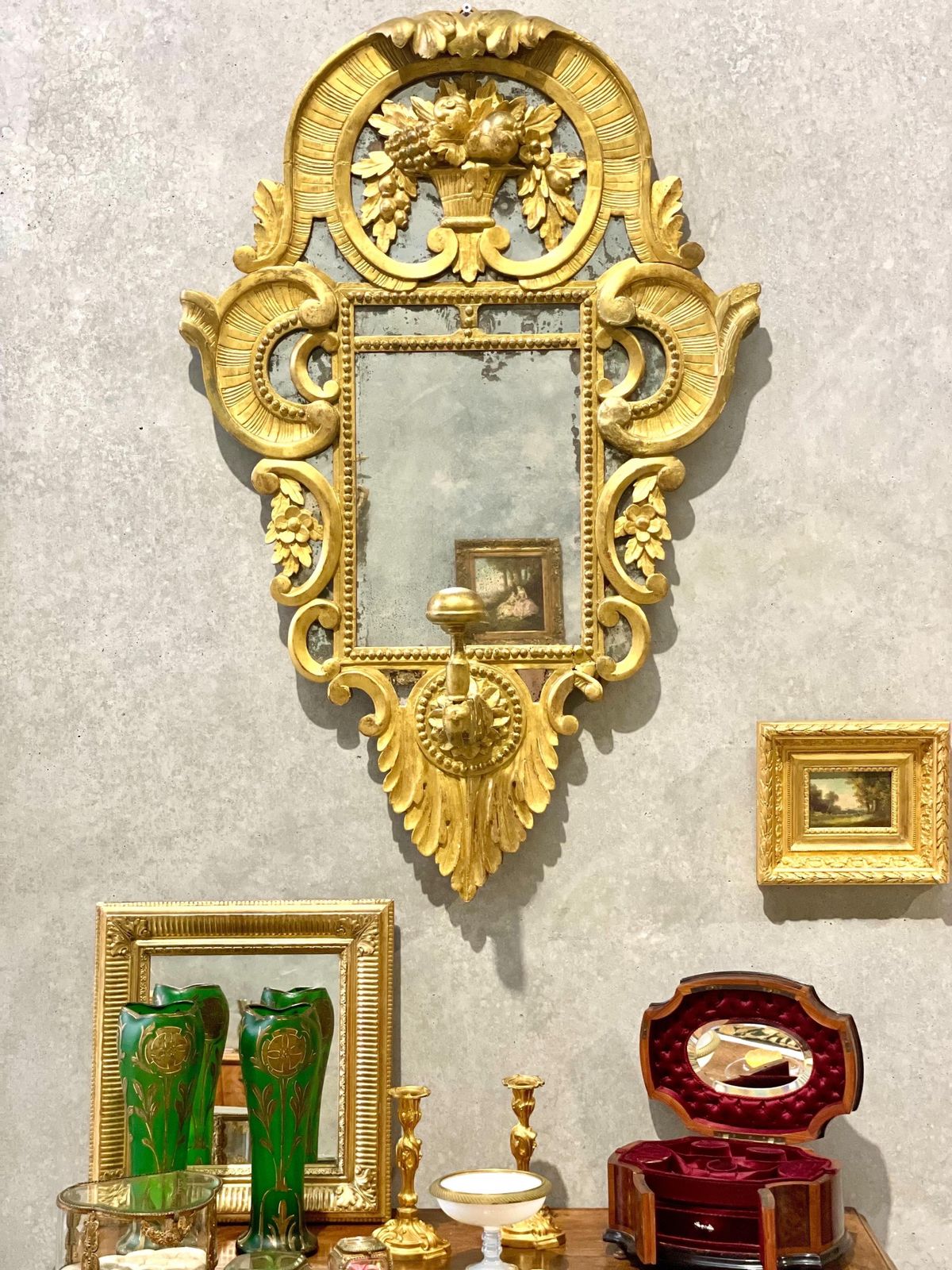 photo vinterior 18th Century Rare Giltwood Parcloses Mirror With Wig Stand Arm