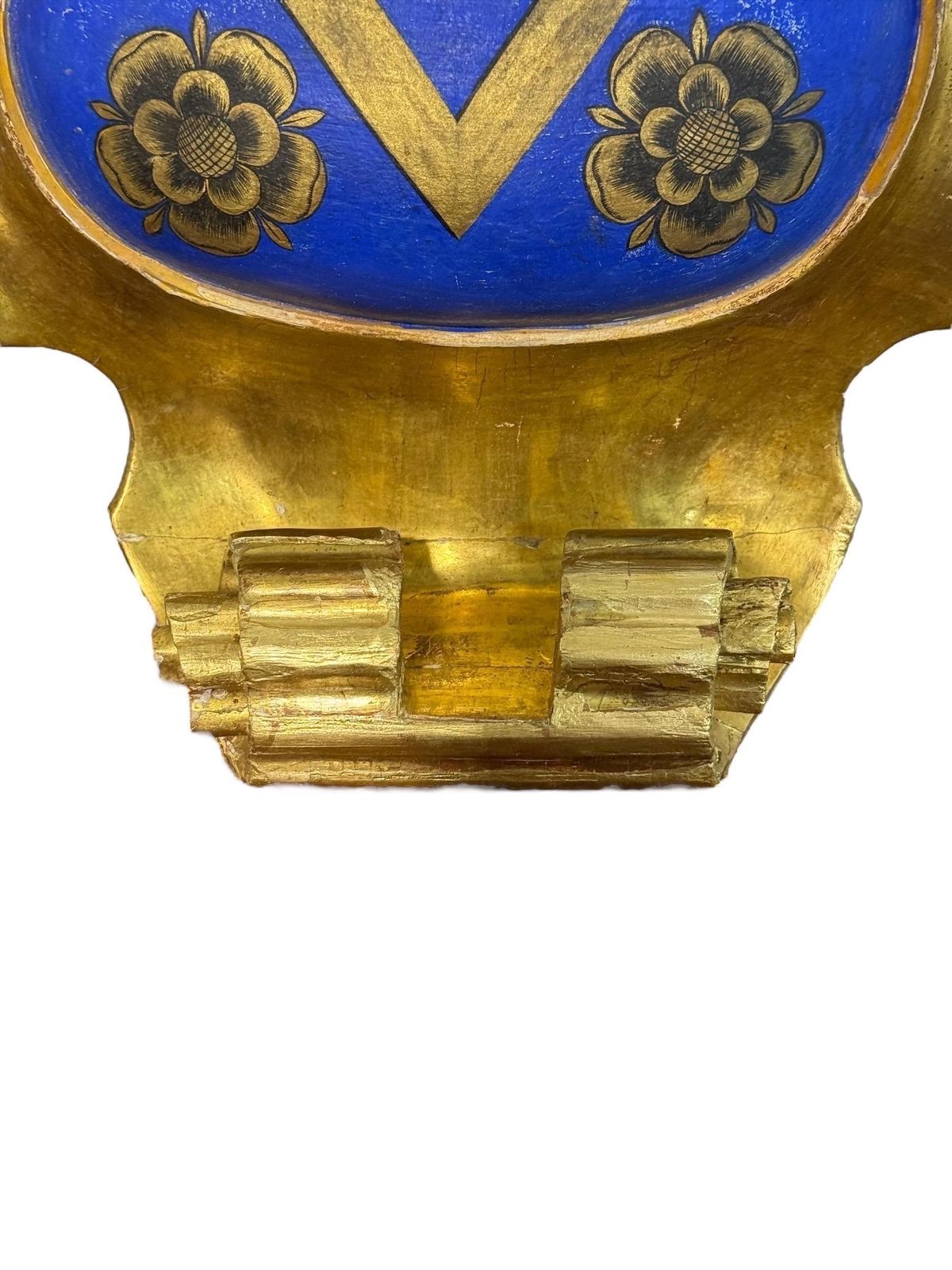 photo vintage 19th Century Giltwood Armorial Escutcheon With Painted Chevron And Roses