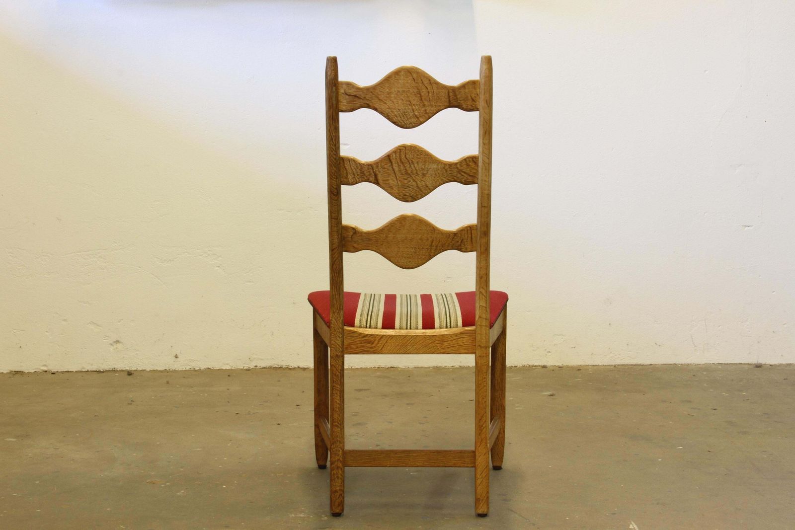 photo vinterior Vintage Jaren 1960 Deense Brutalist Ladderrug Eiken Stoelen In De Stijl Van Kjærnulf