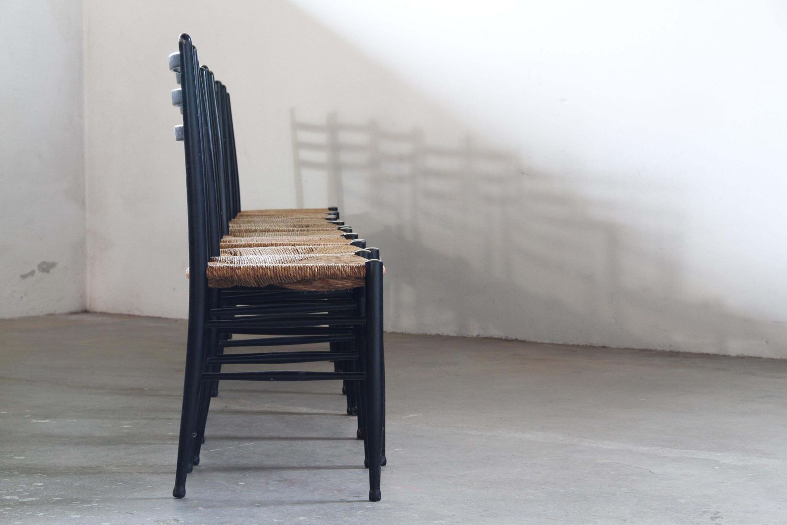 photo vintage Vintage Set Of 8 Italian Papercord Black Dining Chairs, Woven Seat, 1950s