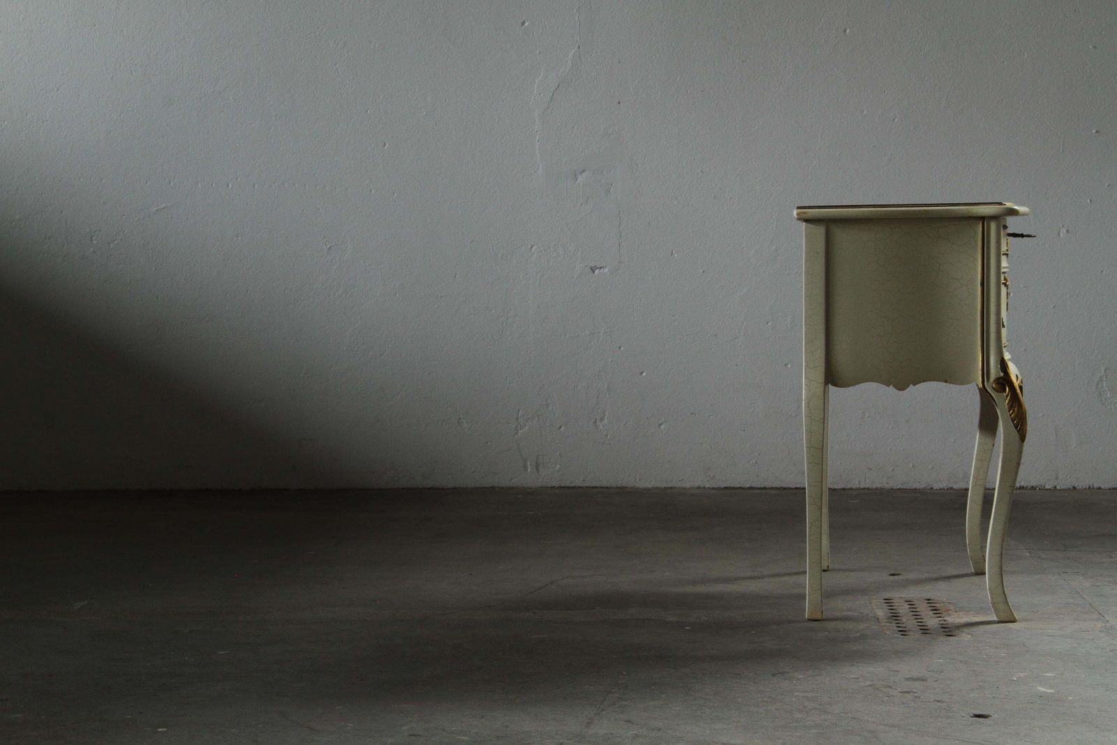 photo furniture Vintage paar 20e-eeuwse Venetiaanse nachtkastjes in barokstijl, uitgevoerd in geschilderd hout