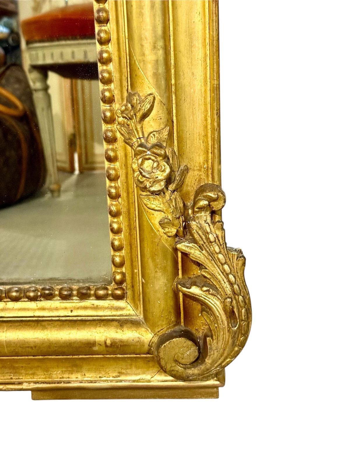 photo vintage 19th Century Large Giltwood Mirror With Ornate Crest