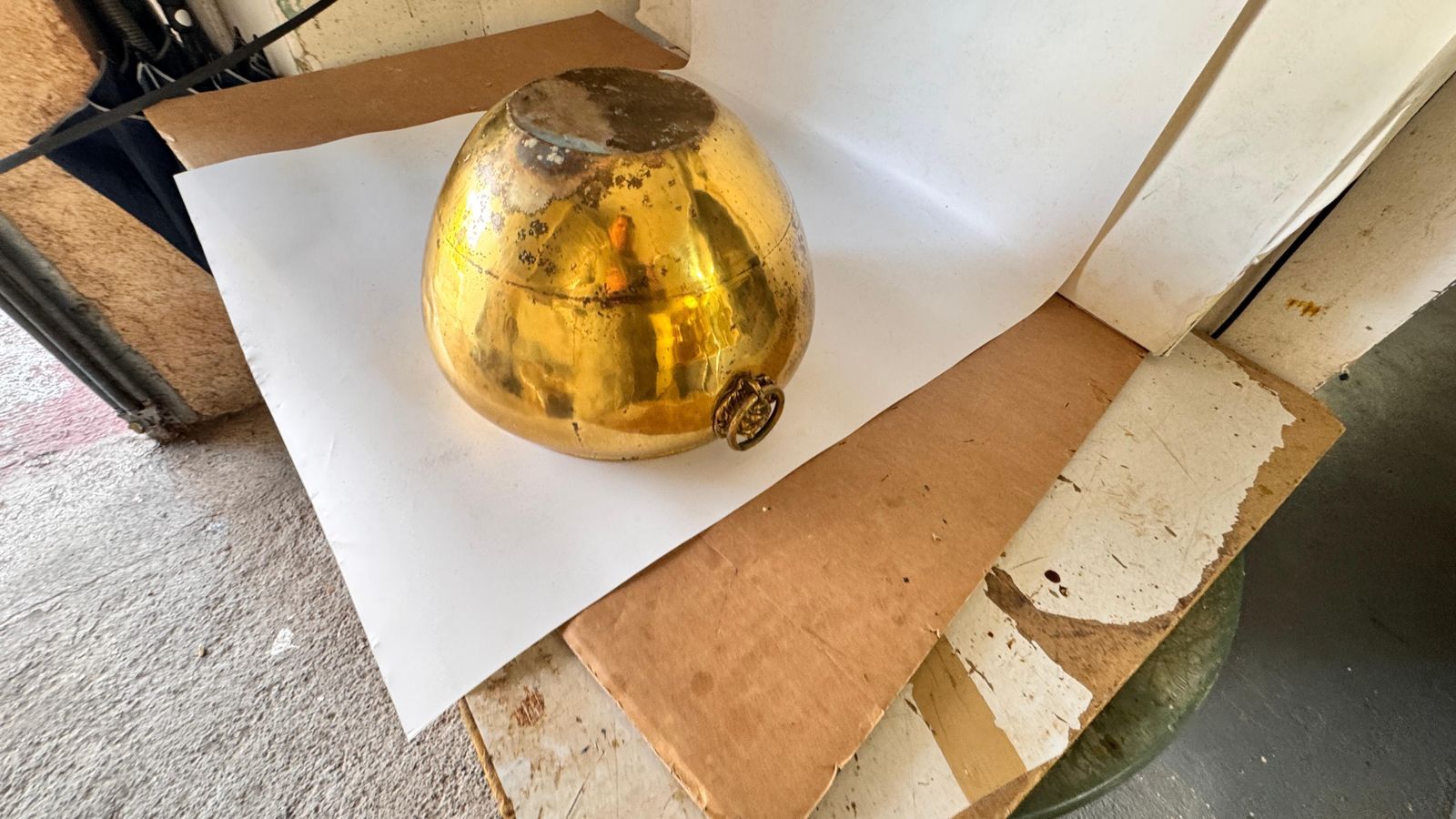 photo vinterior Pair Of 1950s French Brass Cache Pots – Lion Head Ornaments & Ring Handles