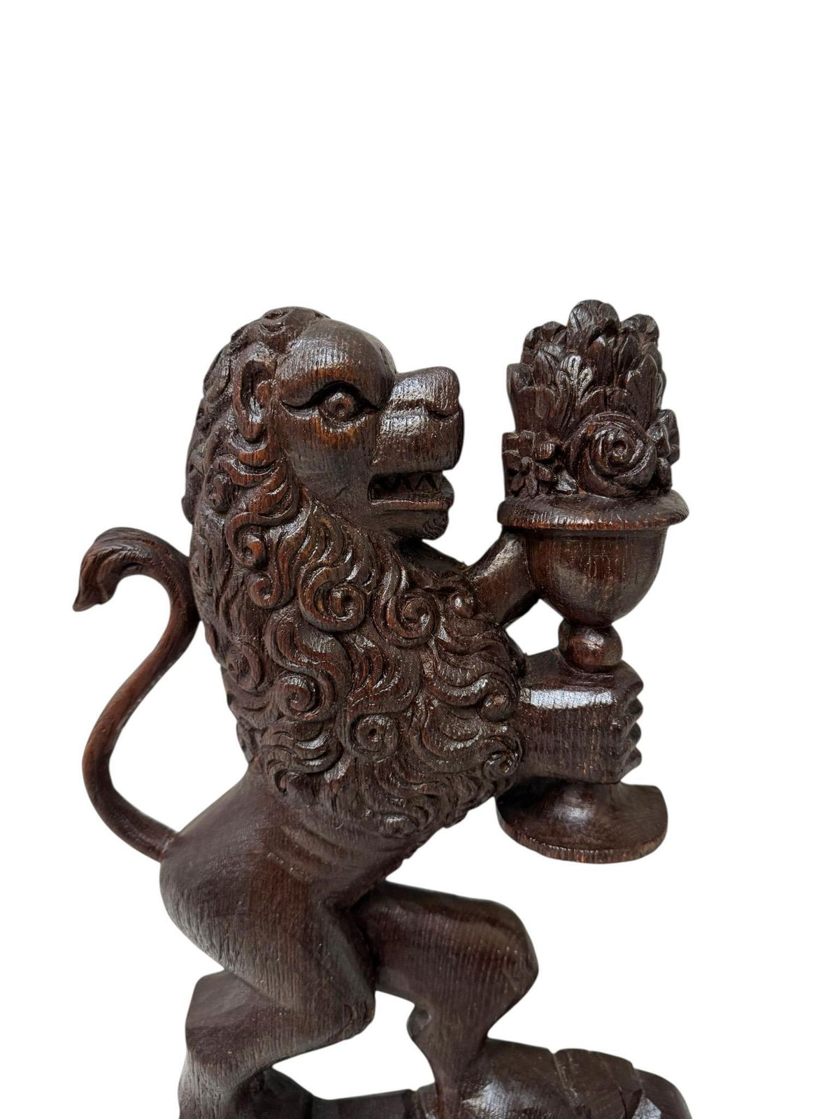 photo furniture Antique Pair Of Hand Carved Sculptures Of Lions The Netherlands, 1723