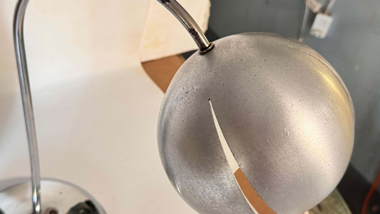 photo vinterior 1970s Chrome And Aluminum Table Lamp – Curved Modernist French Design