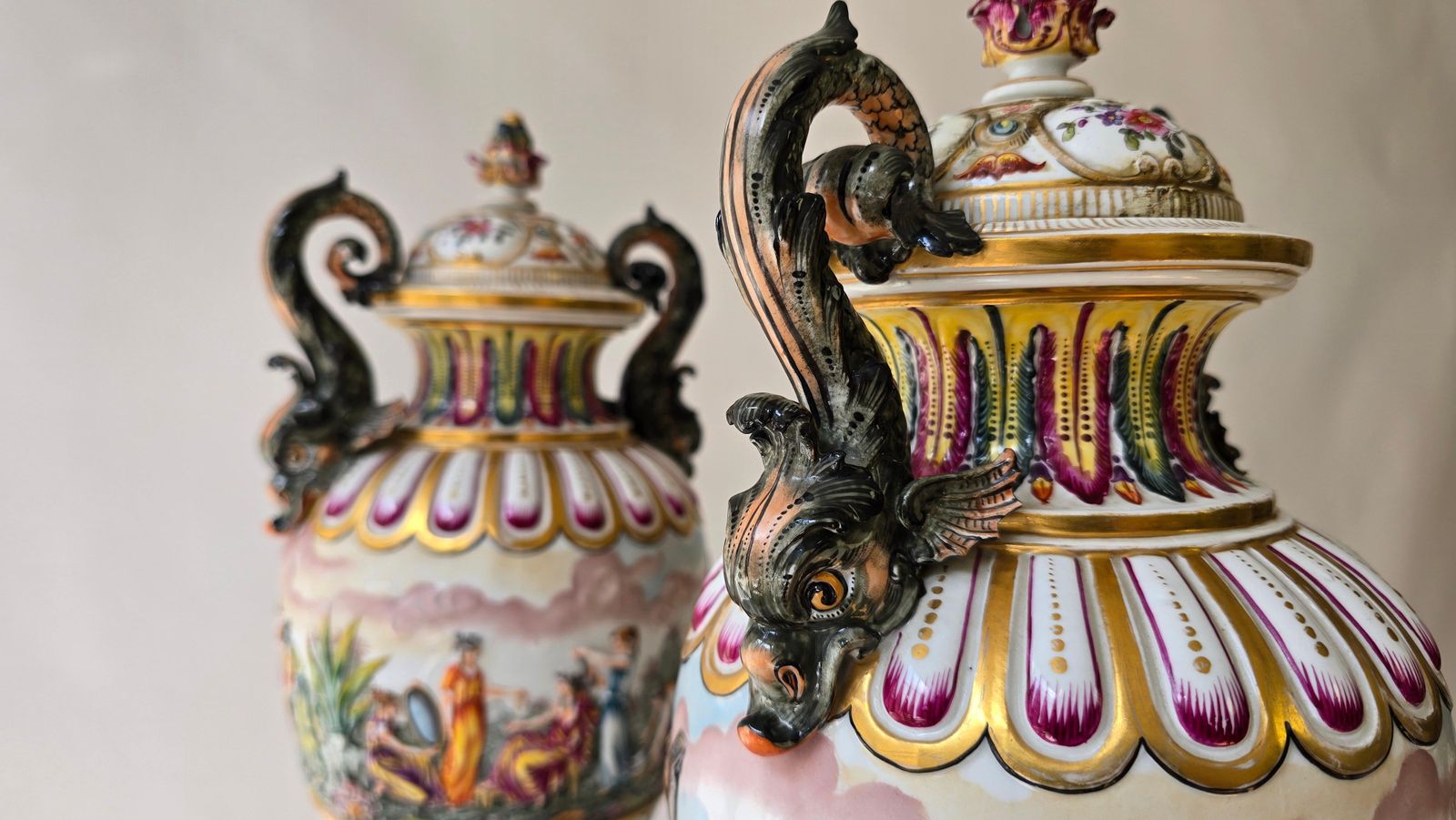 photo vintage Pair Of 19th Century Capodimonte Porcelain Urns Vazes With Mythological Reliefs
