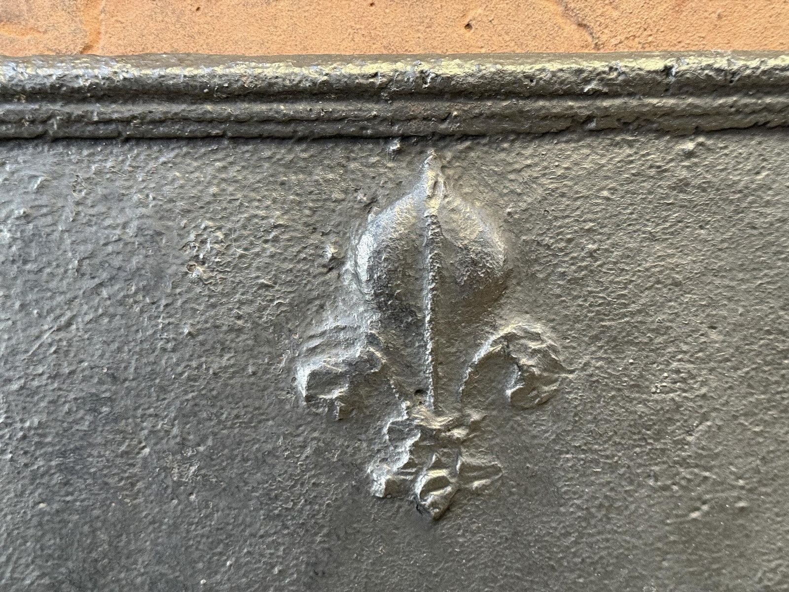 17th Century French Fireback / Backsplash With Pillars And Fleurs De Lys photo vinterior