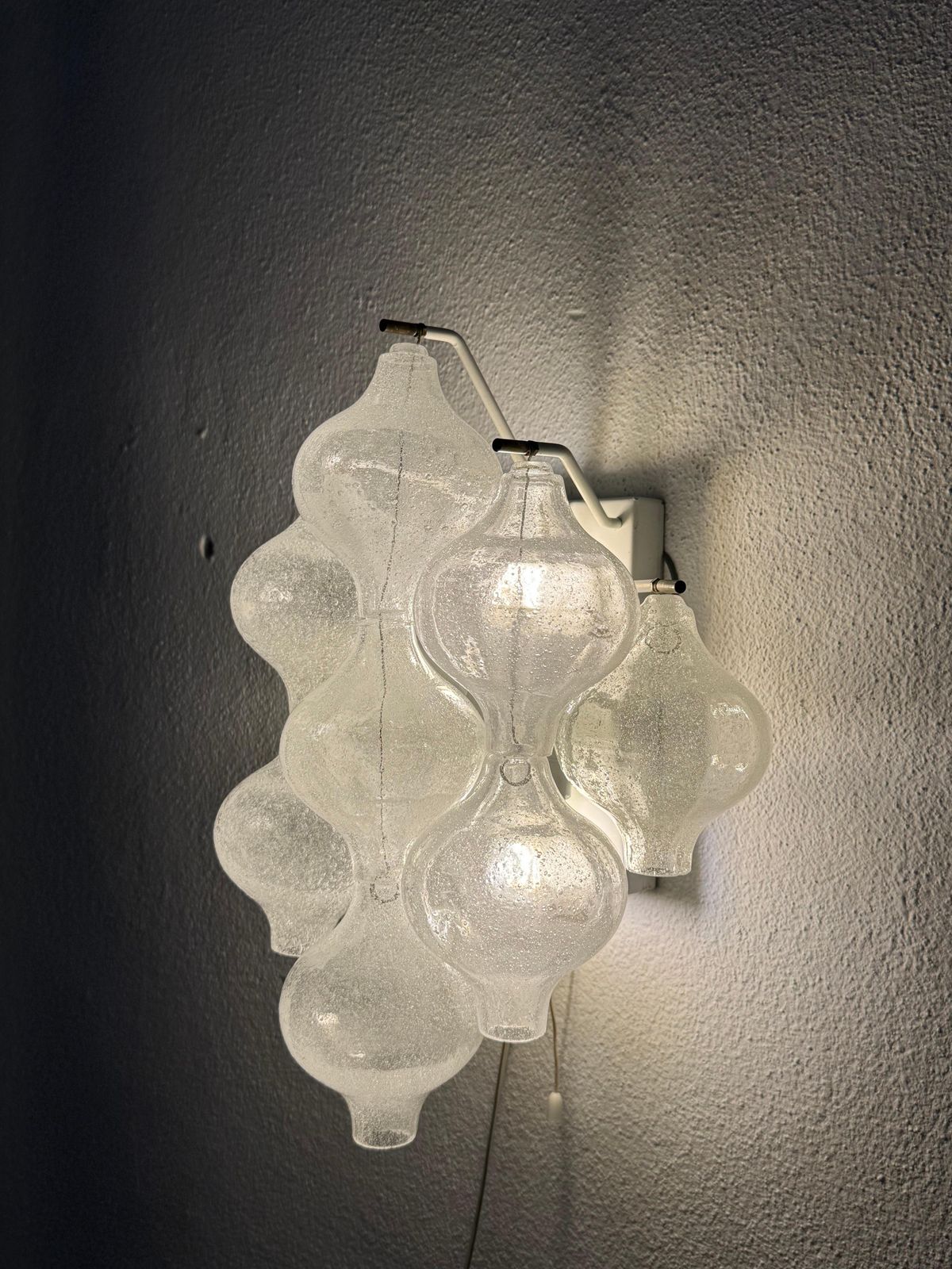 photo vintage A Pair Of J.T. Kalmar Tulipan Glass Wall Lamps, Sconces
