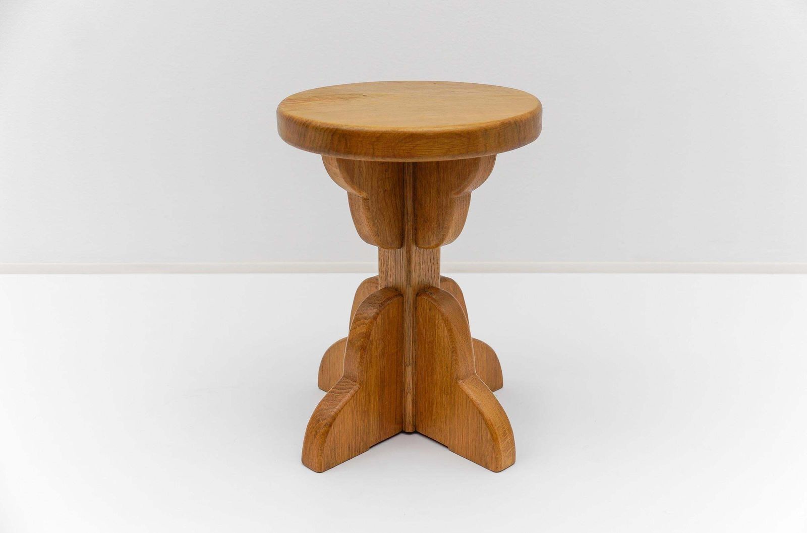 photo vintage Pair Of French Mid Century Modern Oak Stools, 1960s
