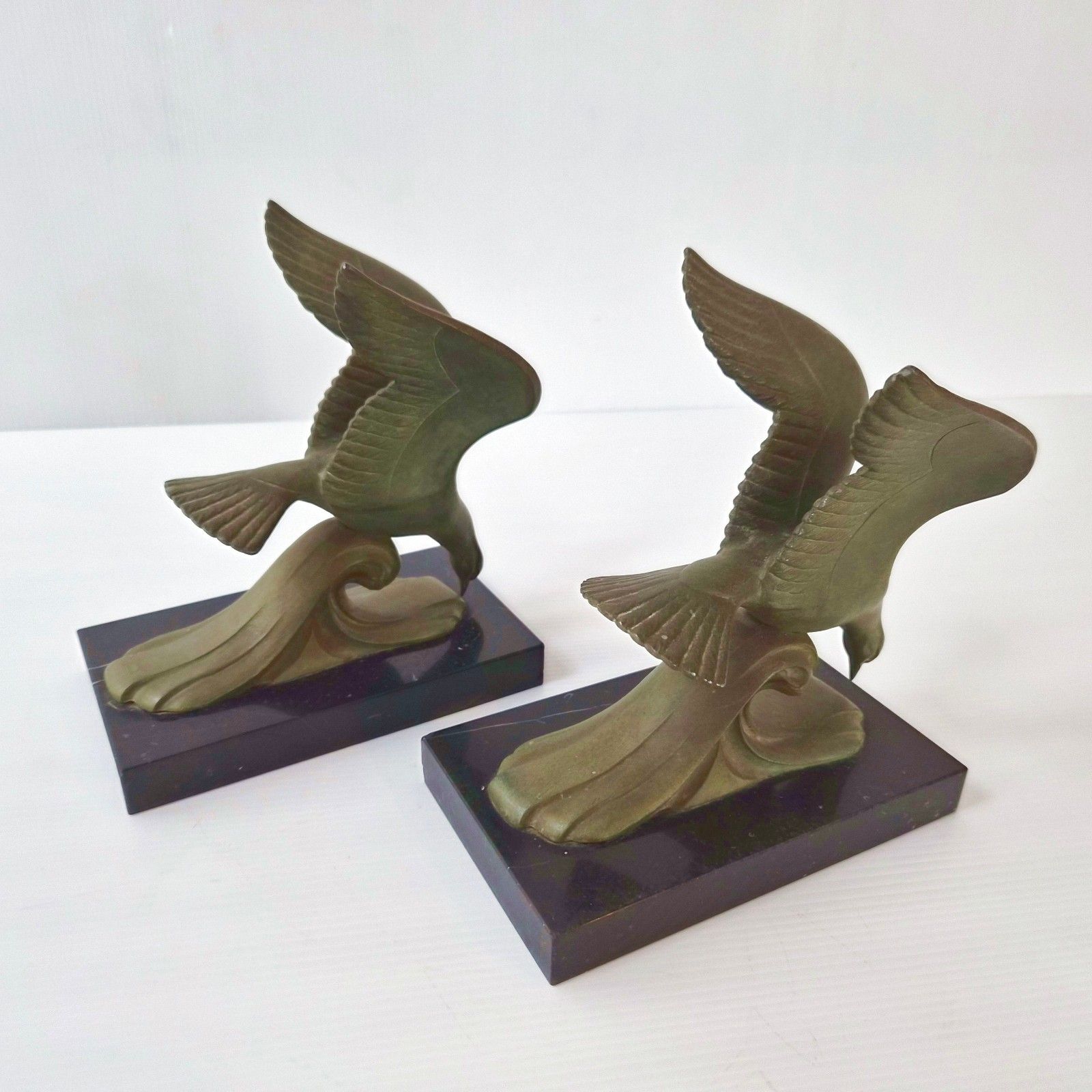 photo vinterior Pair Of Vintage 1950s Marble & Metal Seagull On The Wave Bookends 50s