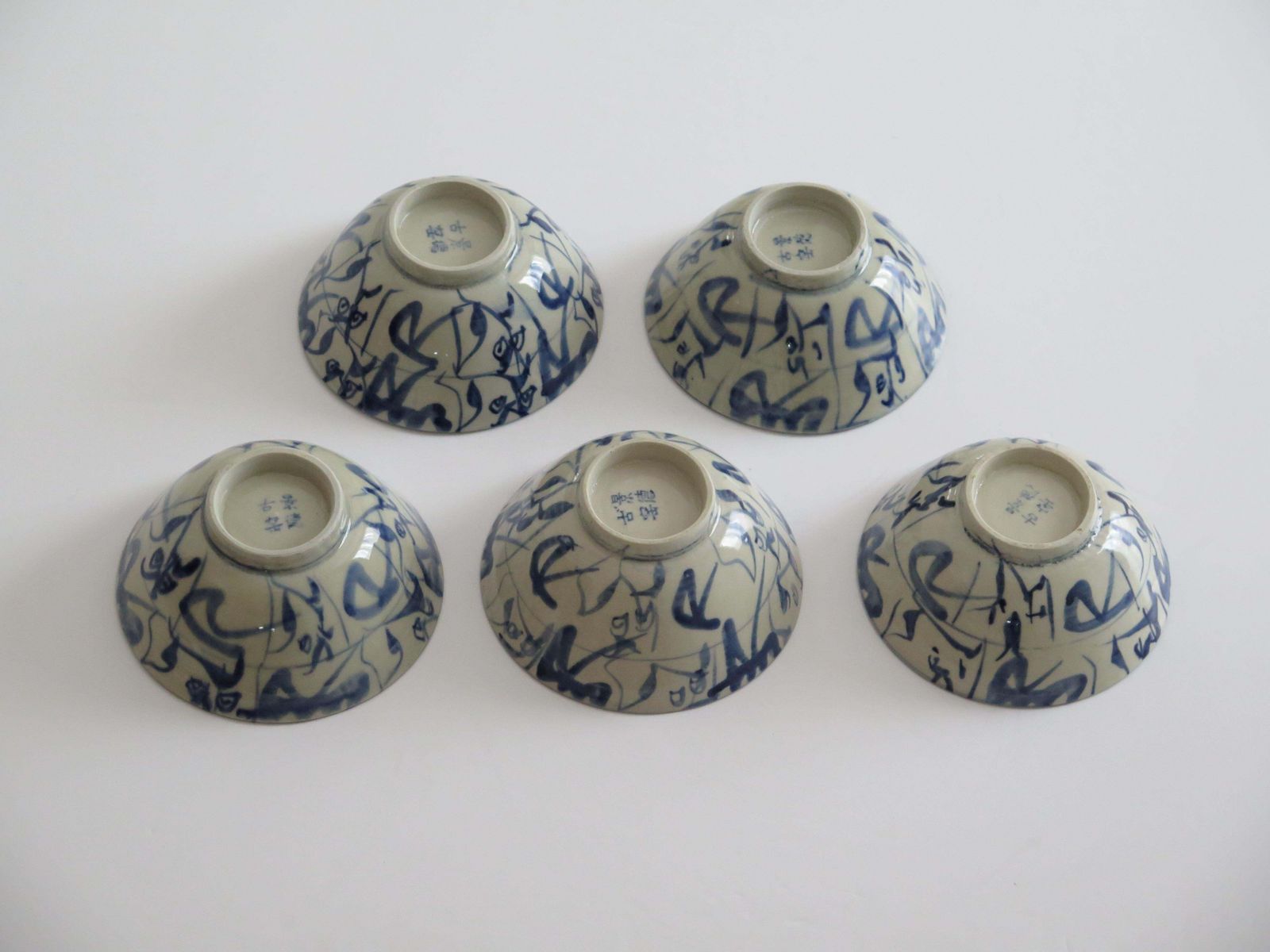photo vintage Set Of Five Chinese Porcelain Berry Bowls Blue And White Hand Painted, 20th C