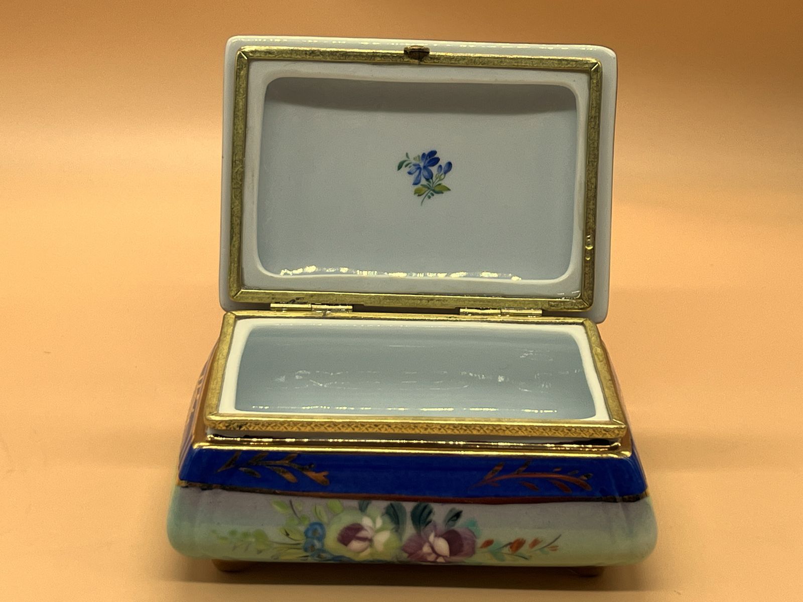 Large Limoges Porcelain France Hand Painted Hinged Trinket / Jewelry Box. photo vintage
