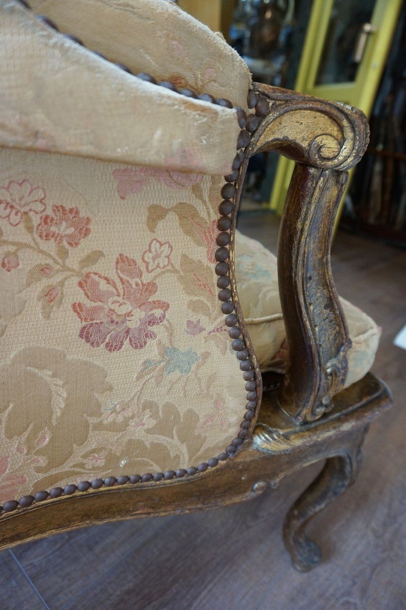 photo vintage Early 18th Century Gilded Carved Oak Wooden Highback Armchair