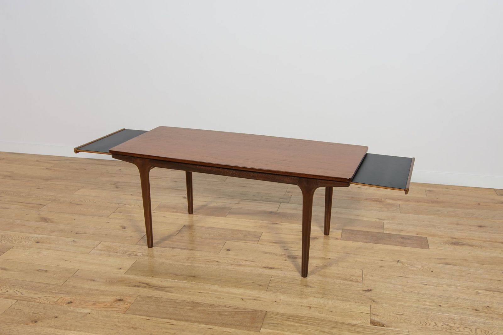photo vintage Mid Century Modern Teak Coffee Table From McIntosh, 1960s