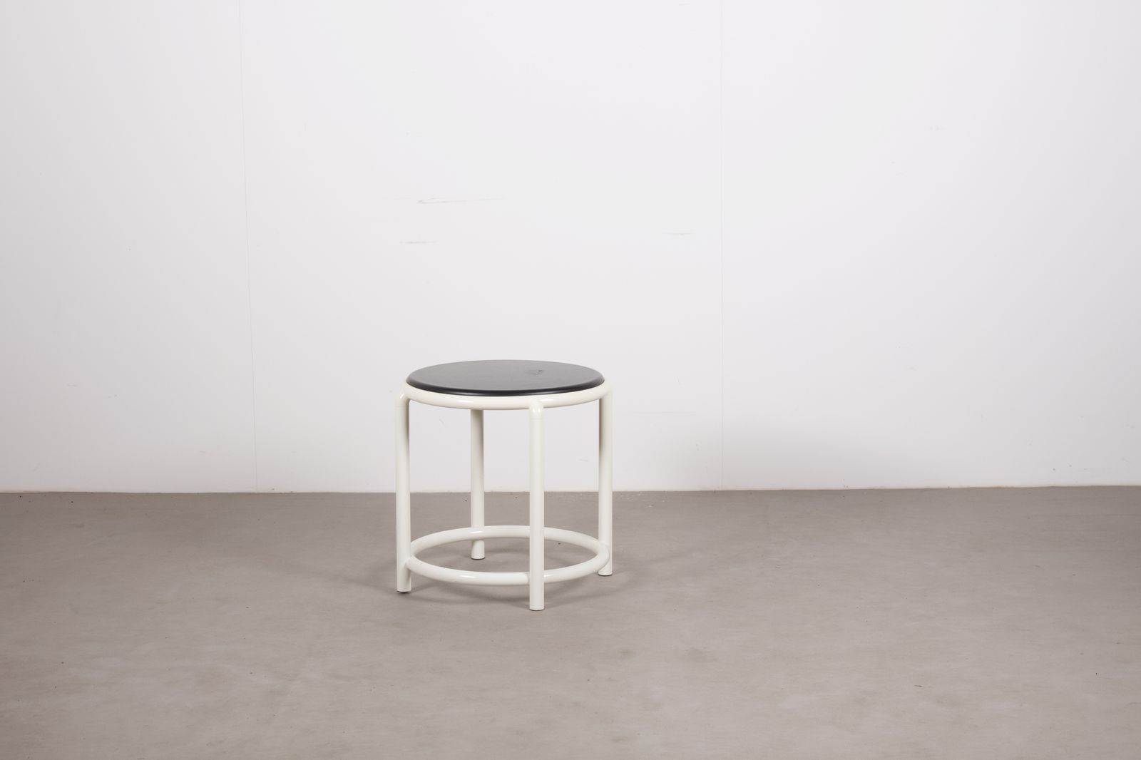 Vintage 1980s White Tubular Metal Side Table W/ Black Faux Leather Top, Italy 1980s photo 145.0