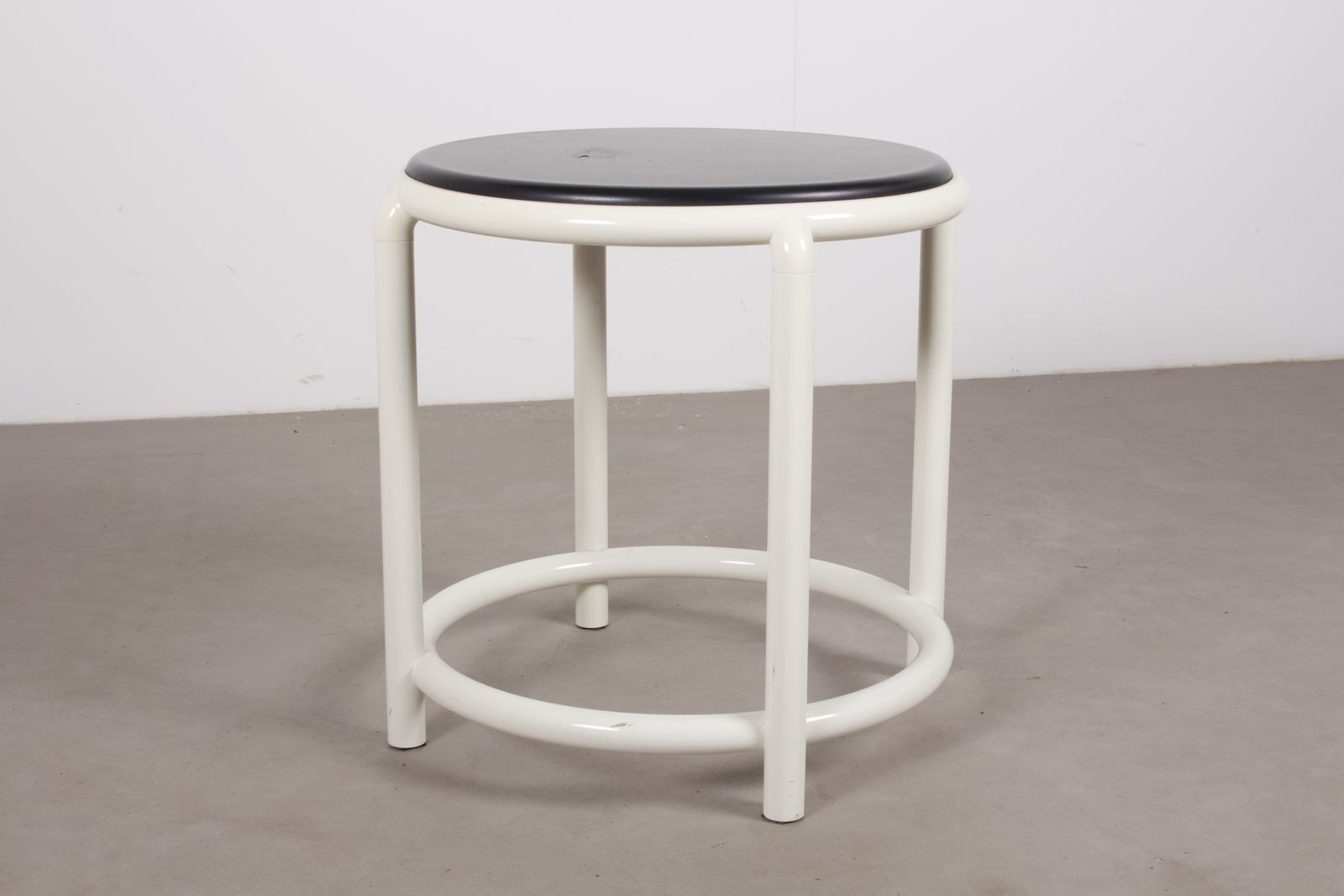 Vintage 1980s White Tubular Metal Side Table W/ Black Faux Leather Top, Italy 1980s photo vinterior